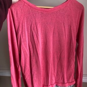 Long sleeve with pattern.